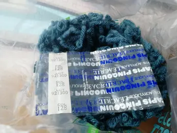 brins tapis Pingouin coloris blanc 117 et bleu 128