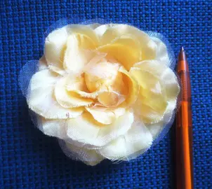 BROCHE FLEUR JAUNE EN TISSU
