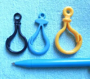 LOT TROIS MOUSQUETONS EN PLASTIQUE