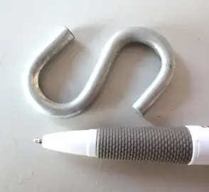 CROCHET METAL EN FORME DE S