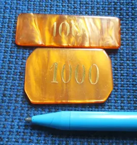 DEUX JETONS POUR JEUX DE SOCIETE