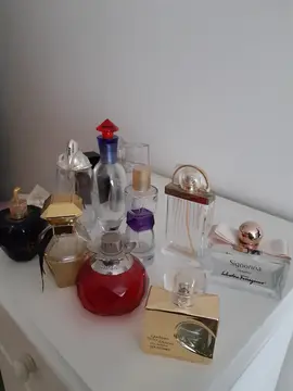 collection de flacons de parfum (vides)