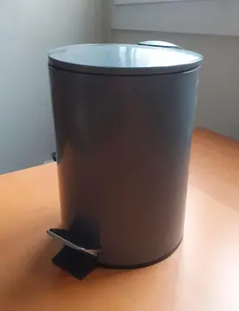 Petite poubelle de salle de bains