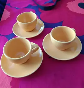 petites tasses à café jaunes