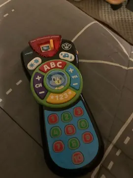 une baignoire, une télécommande parlante