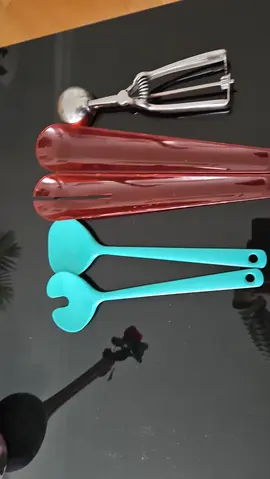 2 couverts à salade et 1 cuillère à glace