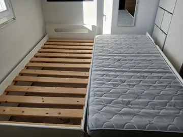 lit gigogne blanc robuste en bon état