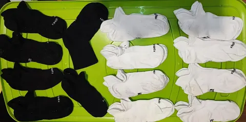 Chaussettes unisexe en bon état aucun trous avec bouloches
