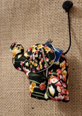 tout petit éléphant bibelot en tissu à suspendre