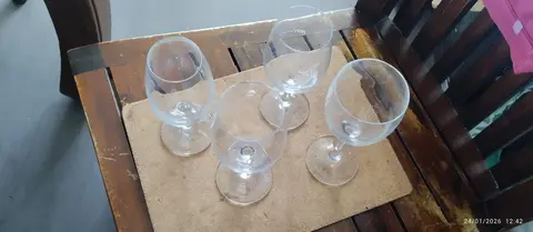 4 verres à vin dépareillés