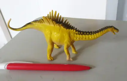 FIGURINE EN PLASTIQUE ANIMAL PREHISTORIQUE 1
