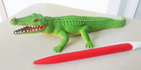 FIGURINE PLASTIQUE CROCODILE