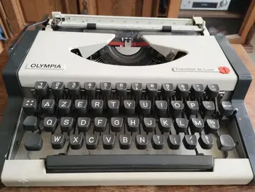 machine à écrire Olympia Traveller de Luxe
