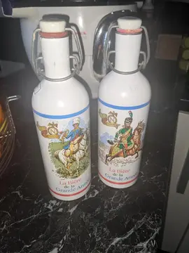 lot de deux petites bouteilles