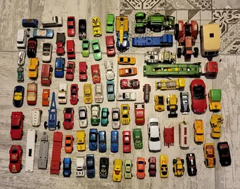 lot de petites voitures usagées