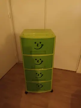 tour avec 4 tiroirs en plastique