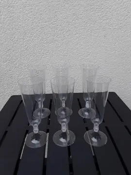 6 verres à champagnes plastiques