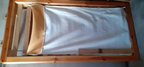 Lit bois en 90cm avec caisson à roulettes sous le cadre-sommier