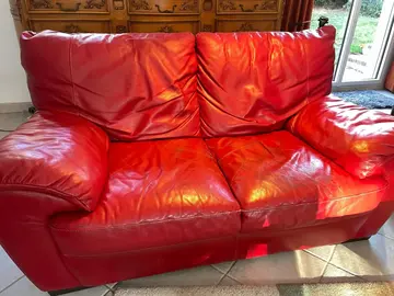 2 canapés nattuzi à donner. 200 et 170 cm de long. Tanins des assises un peu marqué