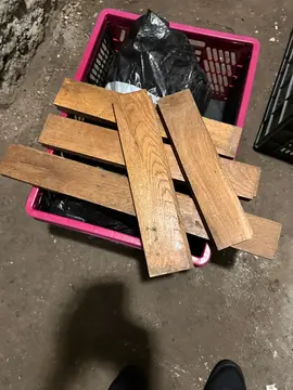 Un ensemble de lattes de parquet en chêne de plusieurs dimensions