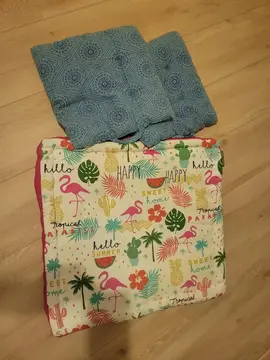 Un coussin de sol + 2 coussins de chaises