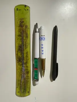 règle flexible + 3 stylos