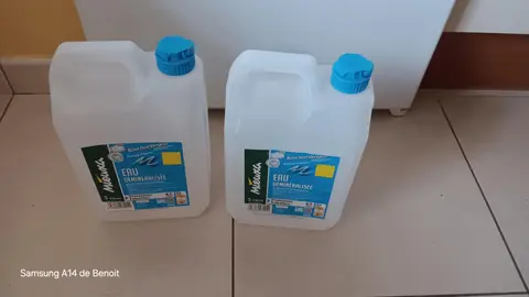 2 bidons vides d'eau déminéralisée de 5 litres