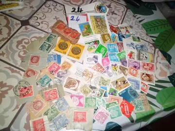 lot timbres monde 24
