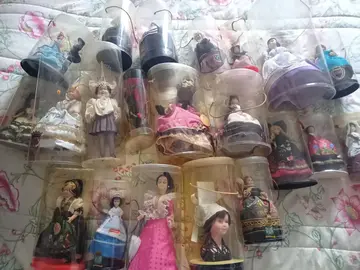 lot de poupées de collection sous boîte