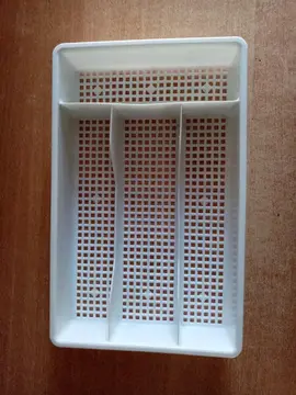 Range-couverts en plastique