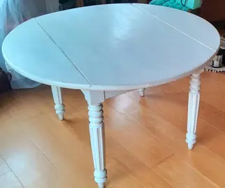 Jolie table en.bois; 2 bibliotheques