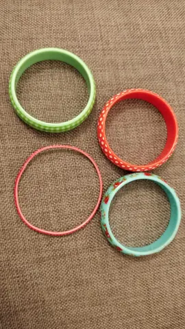 Lot de 4 bracelets enfant en plastique