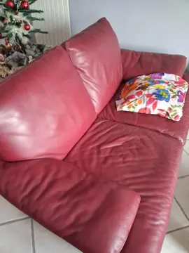 Canapé rouge cuir, 1m70 large; état moyen, a retirer au 1er étage sans ascenseur