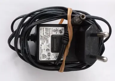 Adaptateur secteur 5/5.2v / 1 A. /!\ ATTENTION, POLARITE INHABITUELLE /!\