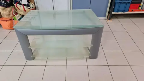 meuble de télé en verre de 109 cms de long x 53 cms de large et 59 cms de hauteur