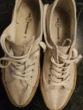 baskets en toile à paillettes. (p.38 )