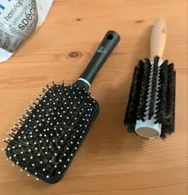 2 brosses a cheveux
