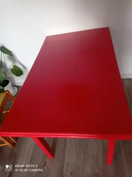 table en bois peinte en rouge