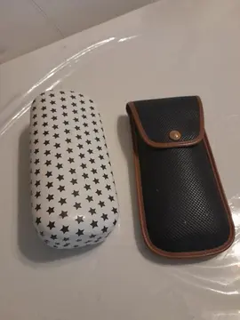 2 étuis à lunettes.