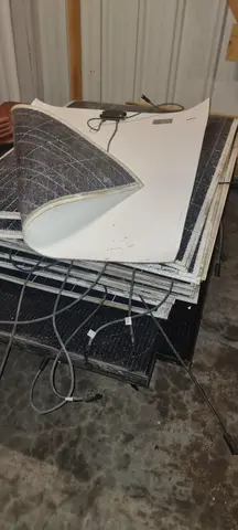 armoire métal de dépôt et panneaux solaires casser