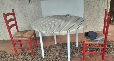 table de jardin et 2 chaises