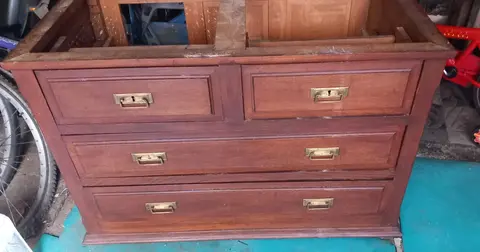 donne meuble à réparer ou récupérer pièces