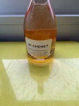 une bouteille de rosé sans alcool JP CHENET 75 cl