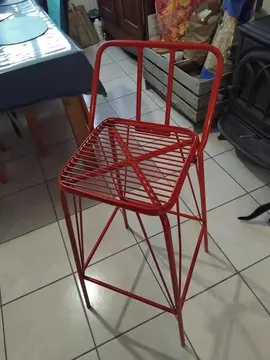 Tabouret haut en métal rouge