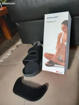 une chaussure post -opératoire taille L 39/40