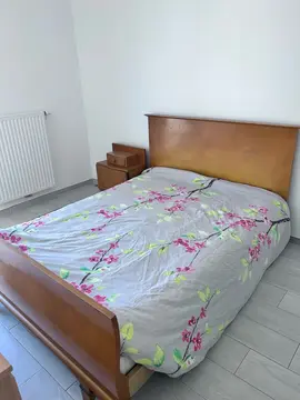 lit sommier bois sans matelas avec son chevet