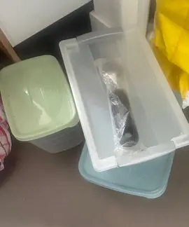 trois boîtes plastique avec couvercle une cuillère