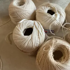 plusieurs pelotes de coton à crocheter