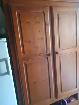 armoire en pin massif et table basse avec plateau verre