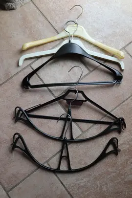 6 cintres plastiques